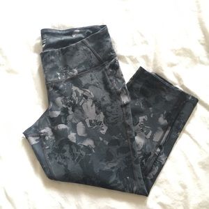 Old Navy Monochromatic Grey Floral Leggings L
